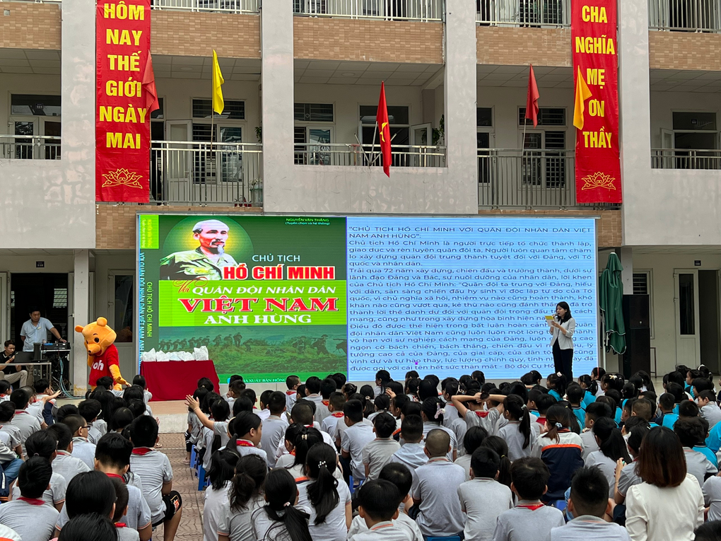 Giới thiệu sách tháng 11: Chủ tịch Hồ Chí Minh với Quân đội Nhân dân Việt Nam;  Lan tỏa văn hóa đọc với “Thư viện diệu kỳ”