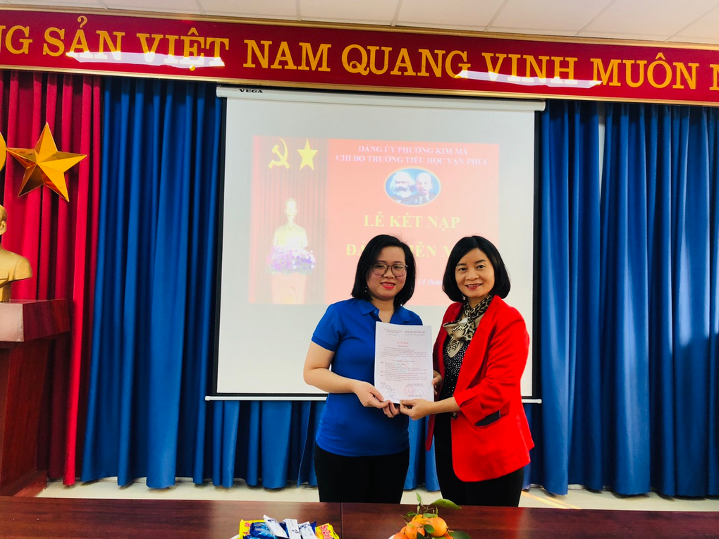 Chi bộ trường Tiểu học Vạn Phúc tổ chức Lễ kết nạp Đảng cho quần chúng ưu tú Nguyễn Thị Hà