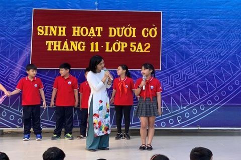 Chi đội 5A2 trường Tiểu học Vạn Phúc tổ chức buổi sinh hoạt dưới cờ với chủ đề “Nét đẹp thầy và trò"