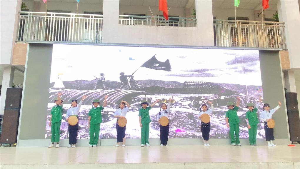Hoạt cảnh “Tiếp bước anh bộ đội cụ Hồ”  đầy ý nghĩa của chi đội 4A1 chào mừng 79 năm ngày thành lập Quân đội Nhân dân Việt Nam