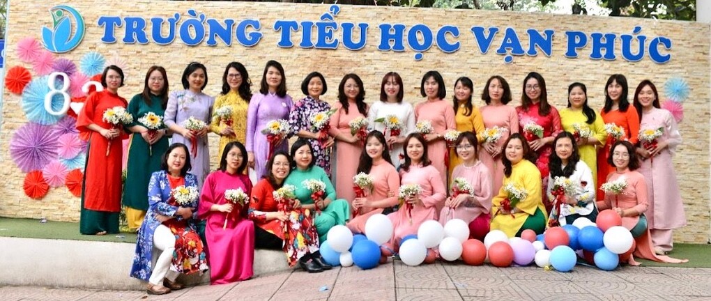 Các cô giáo Trường Tiểu học Vạn Phúc duyên dáng hưởng ứng “Tuần lễ áo dài Việt Nam”