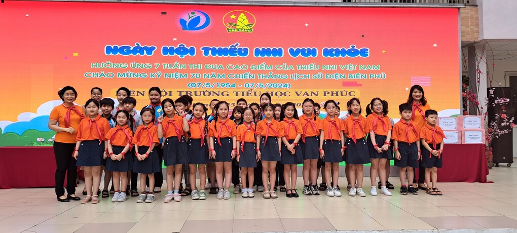 Trường Tiểu học Vạn Phúc long trọng tổ chức Lễ kết nạp Đội viên mới